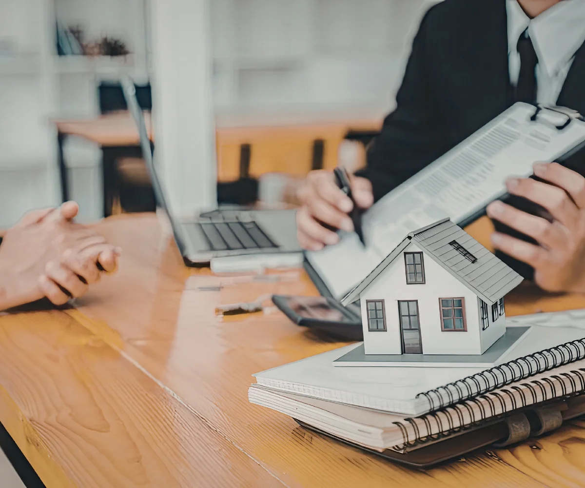 Comprador latino con asesor inmobiliario